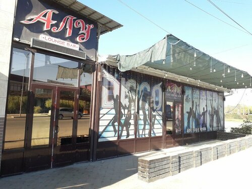 Күйеуінің алдында қара адам бар әйел