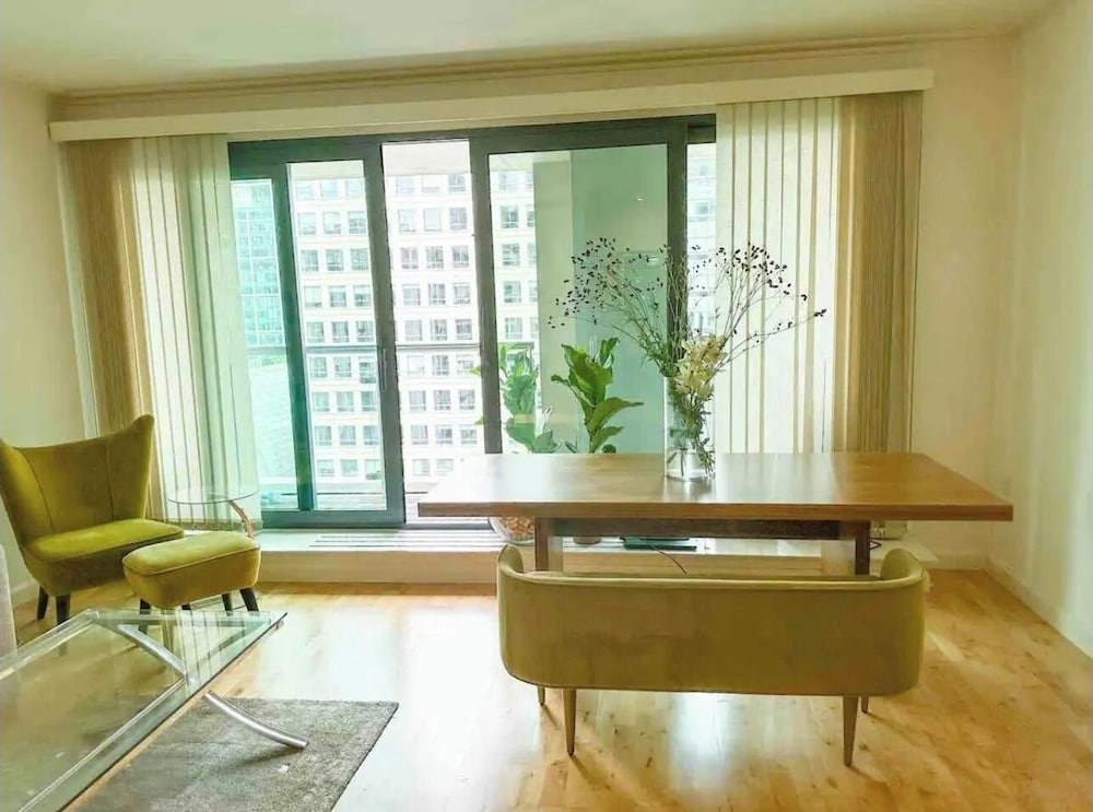 Фото Canary Wharf Waterfront Apartments