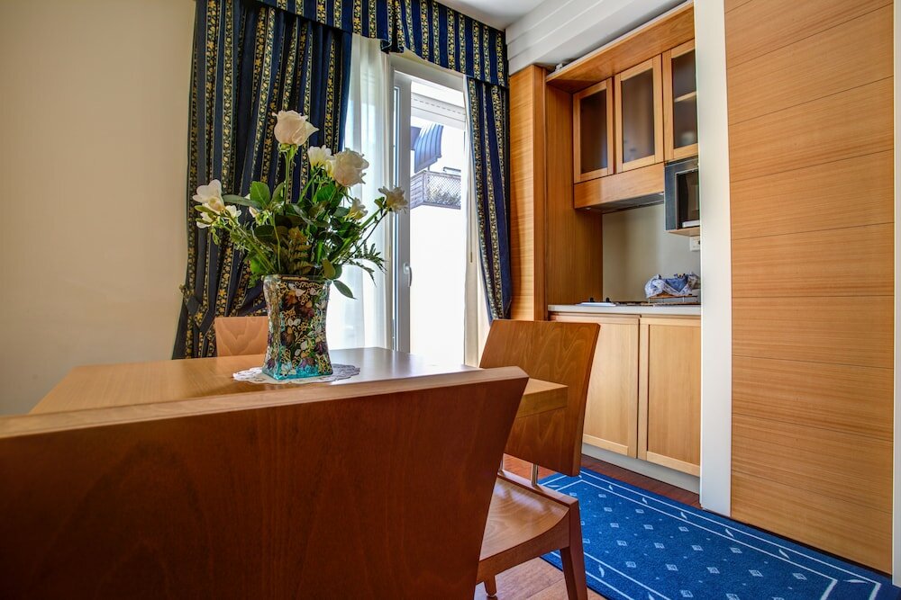 Фото Aparthotel England