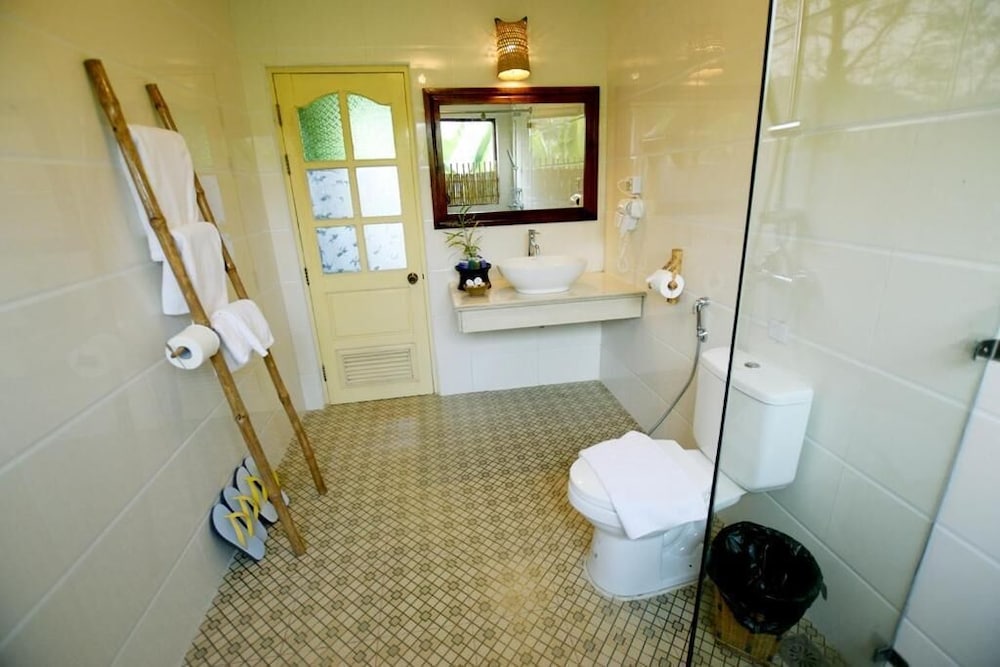 Фото Mr. Charles River View Lodge