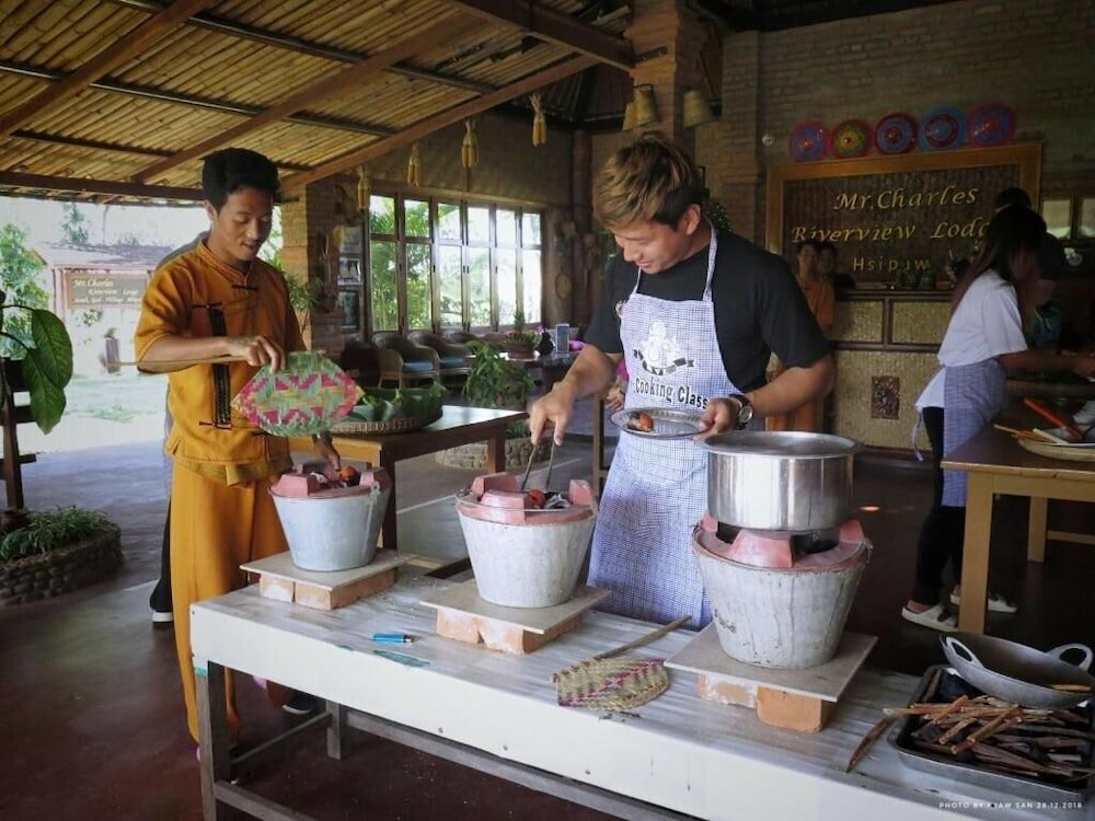 Фото Mr. Charles River View Lodge