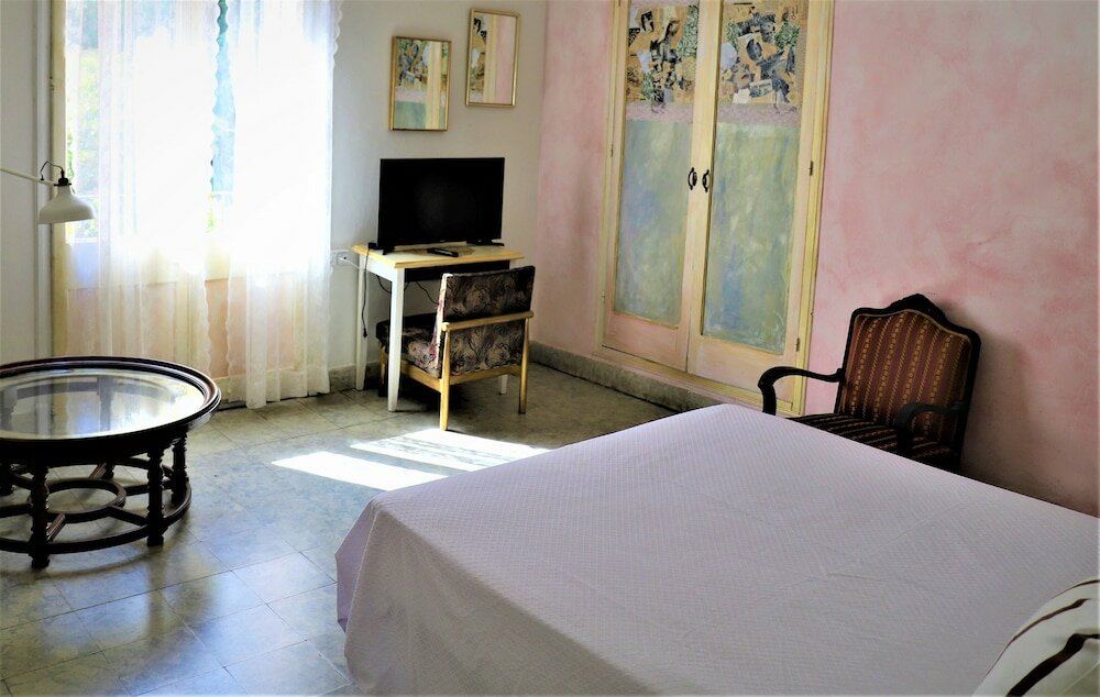 Фото Hostal Montsoliu