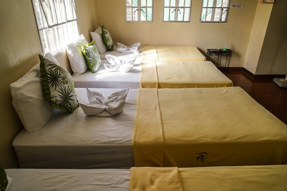 Фото Charming Tagaytay Vacation Home