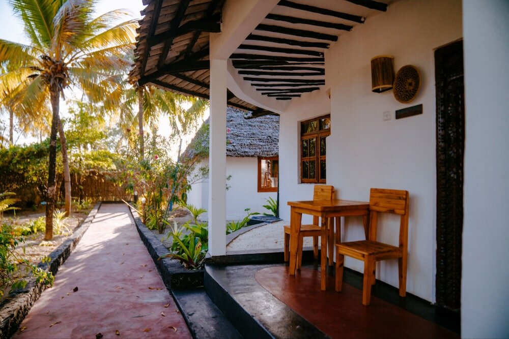 Фото Tiki Beach Club and Resort