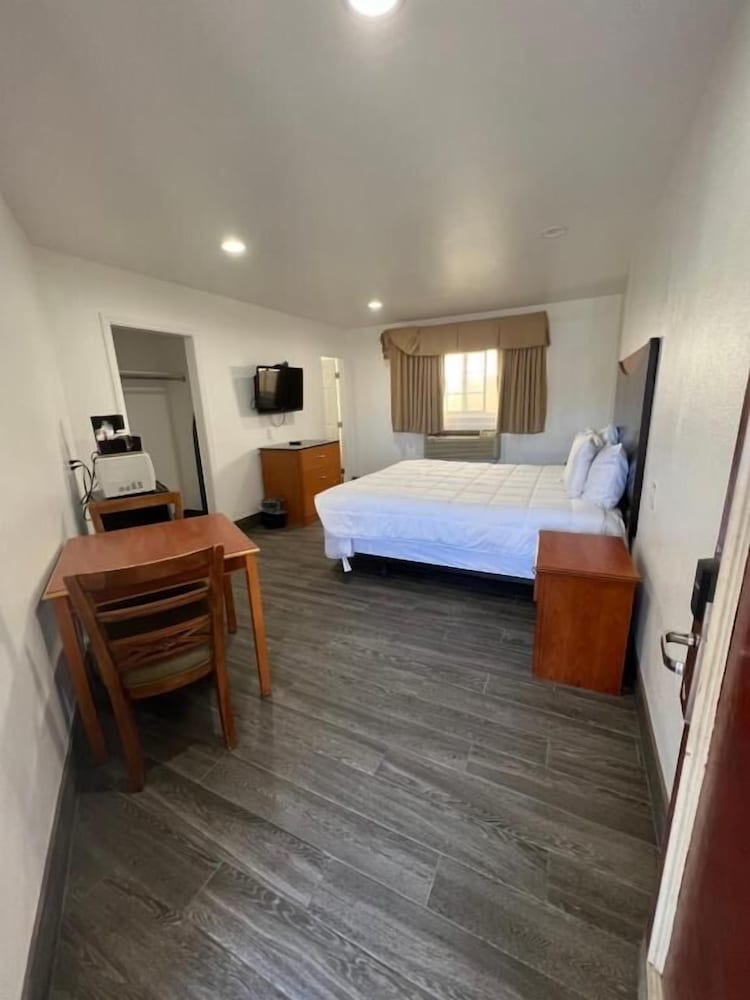 Фото Town and Country Inn