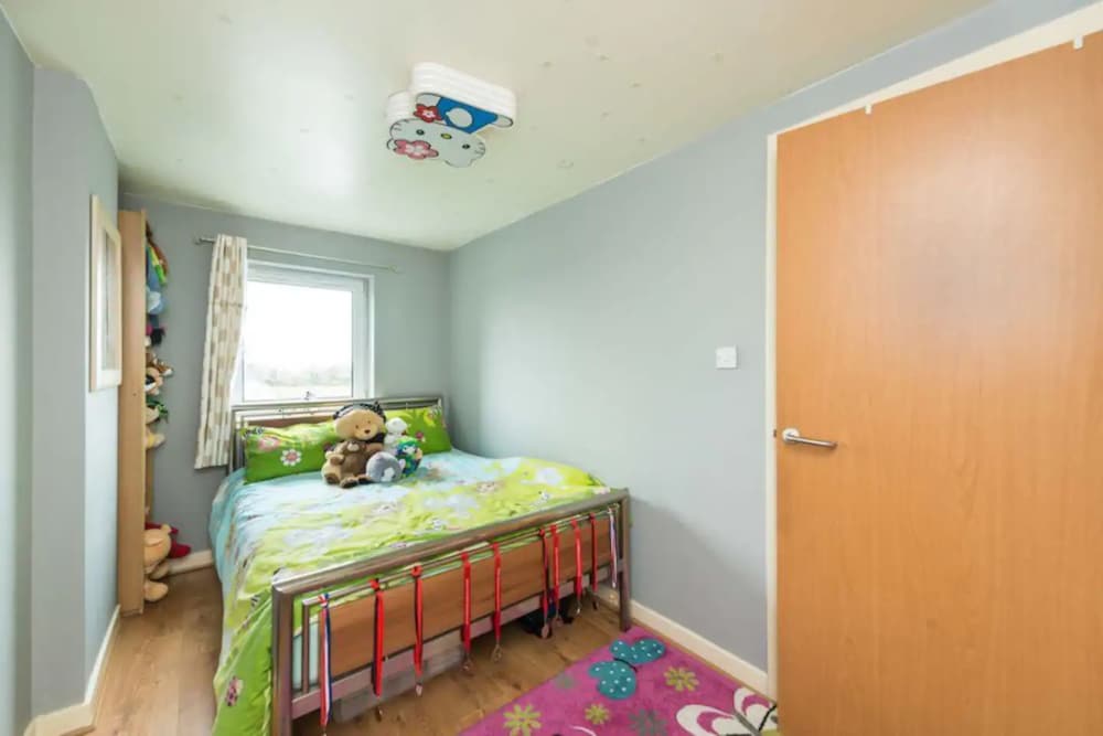 Фото Elegant 4 Bedroom Maisonette Near Wardie Bay