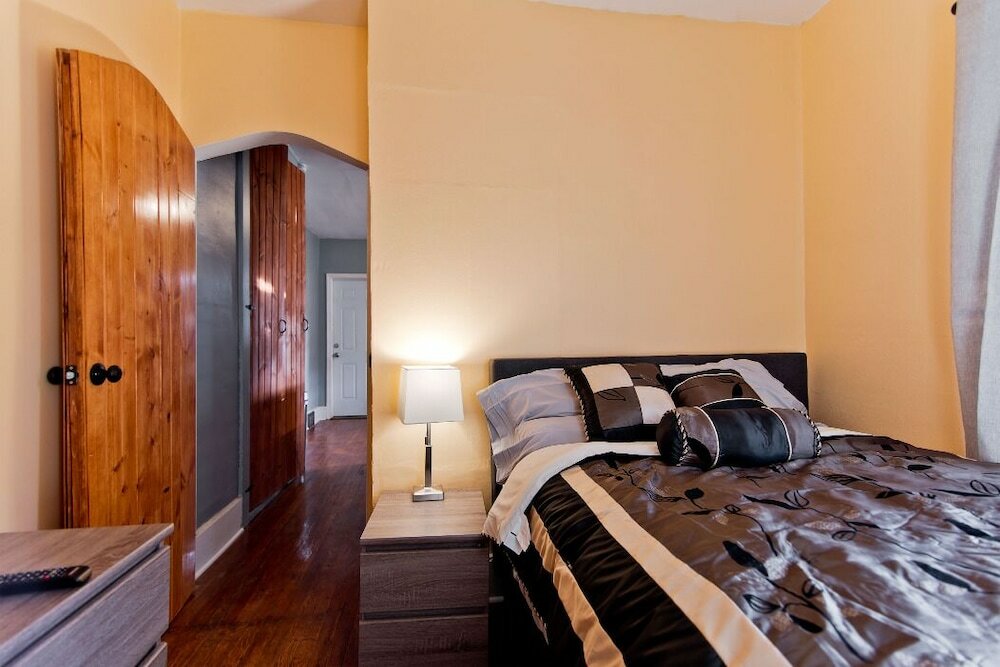 Фото Amazing 5 Bedroom Downtown Ferndale House