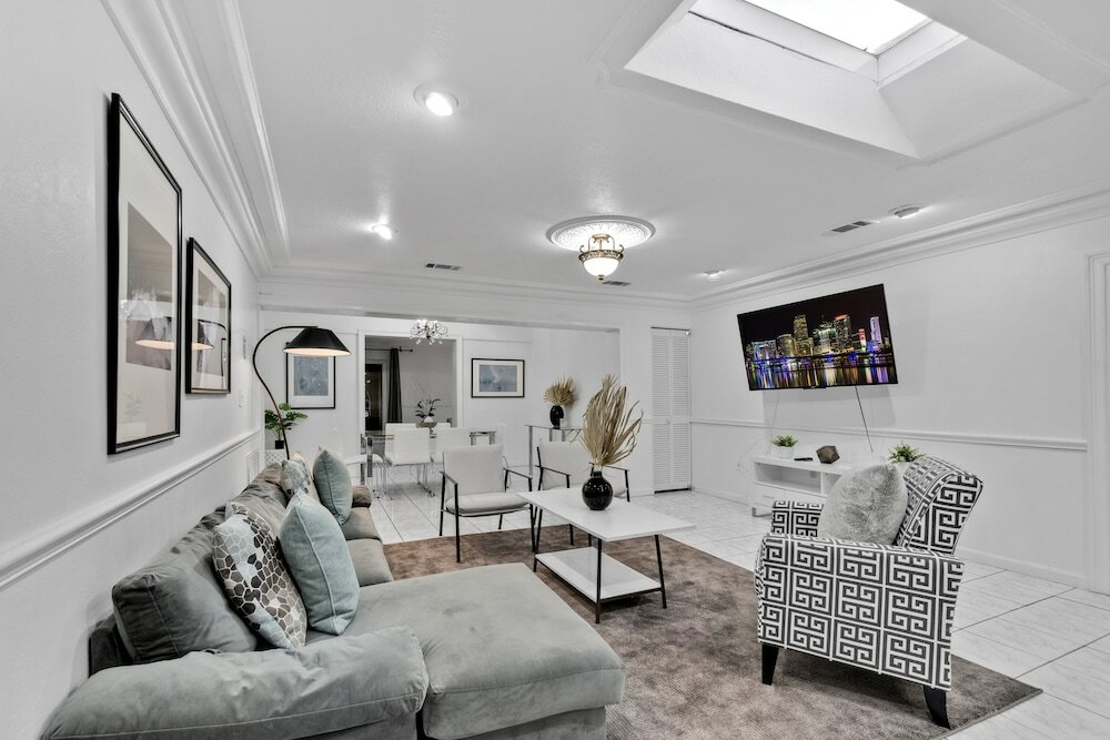 Фото Chateau Michael Luxury Brickell Villa with Pool