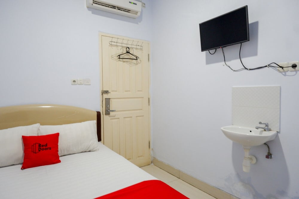 Фото RedDoorz @ Hotel Bravo Pantai Kamali Bau Bau