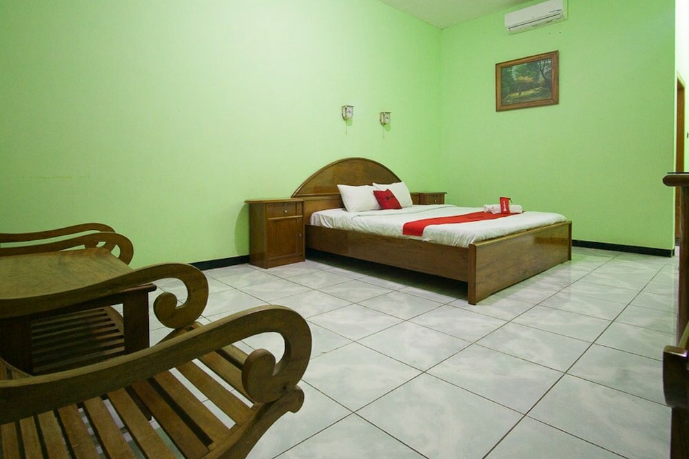 Фото RedDoorz Plus @ Jalan Raya Pasir Putih