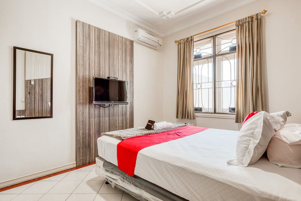 Фото RedDoorz near Untag Surabaya