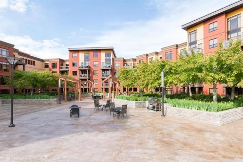 Фото Ground Level Condo Backing Onto Creek № 122