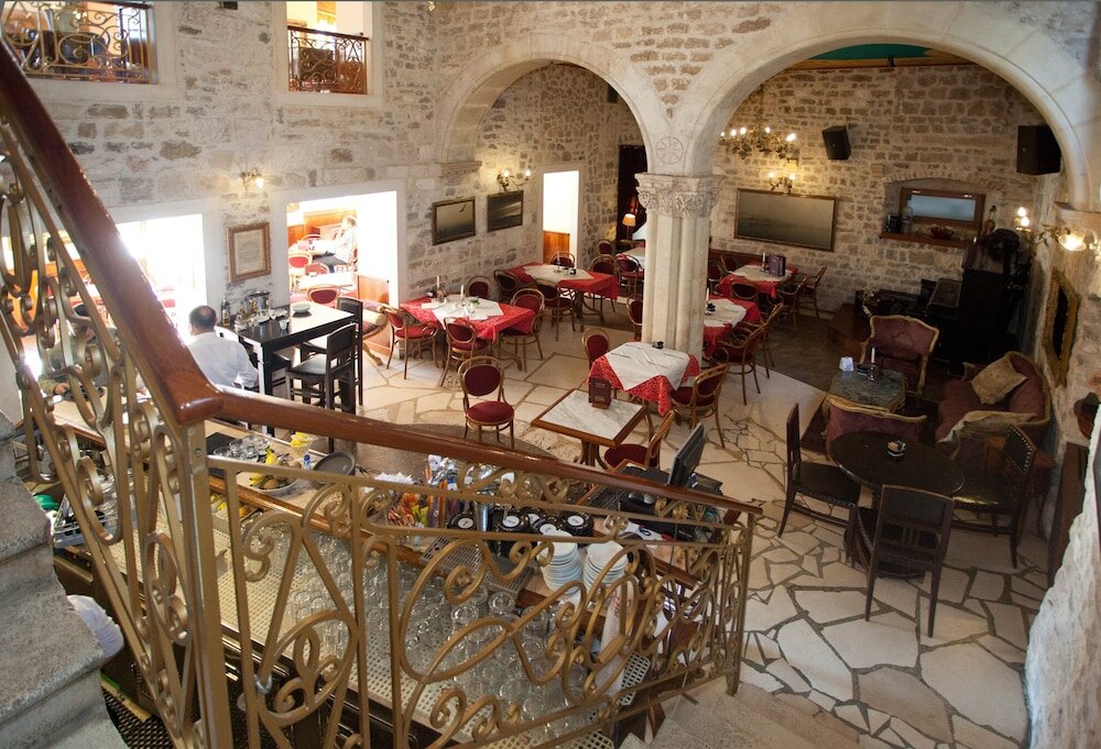 Фото Old Center Stone House