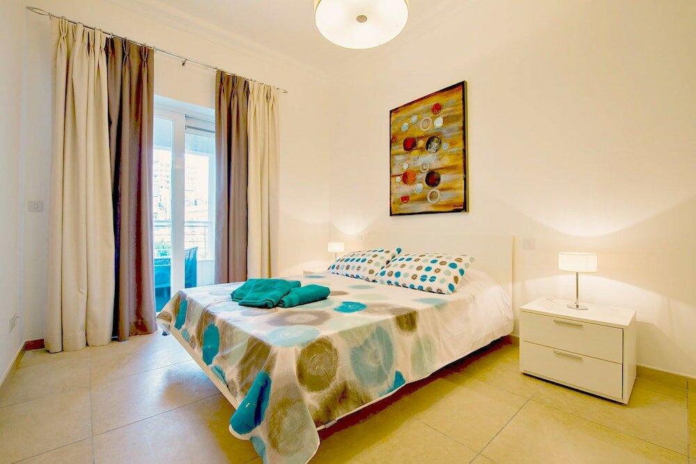 Фото Luxury Apt with Side Sea Views & Pool, Top Location