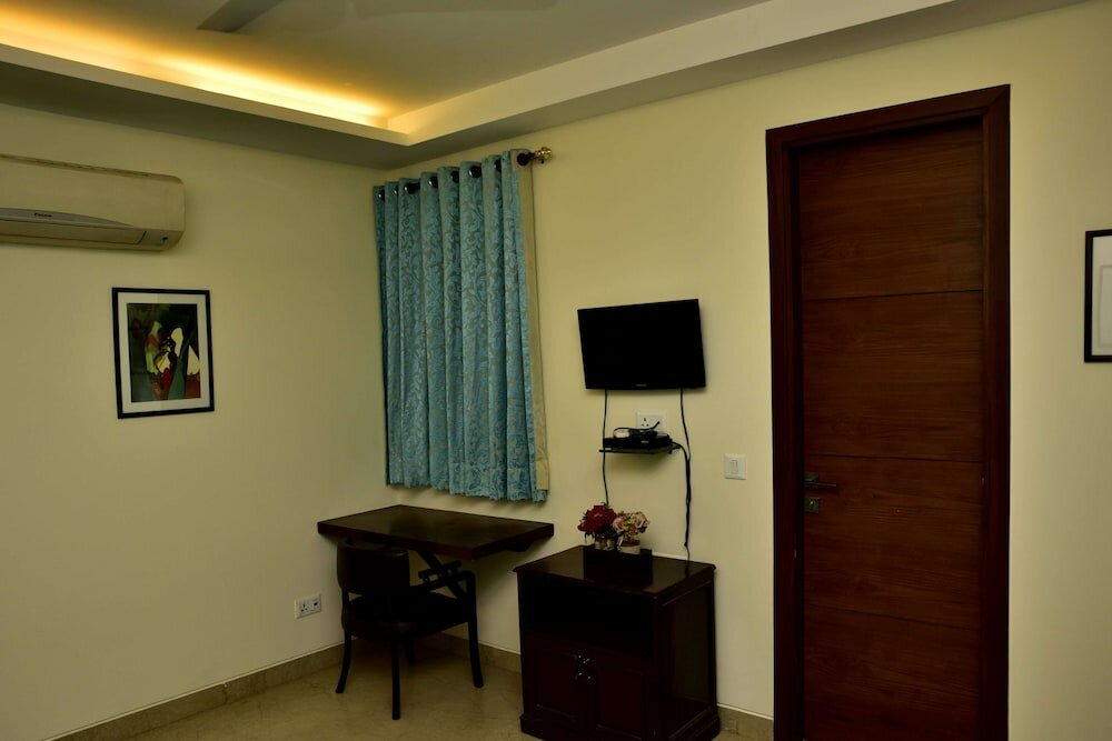 Фото Woodpecker Service Apartments Green Park