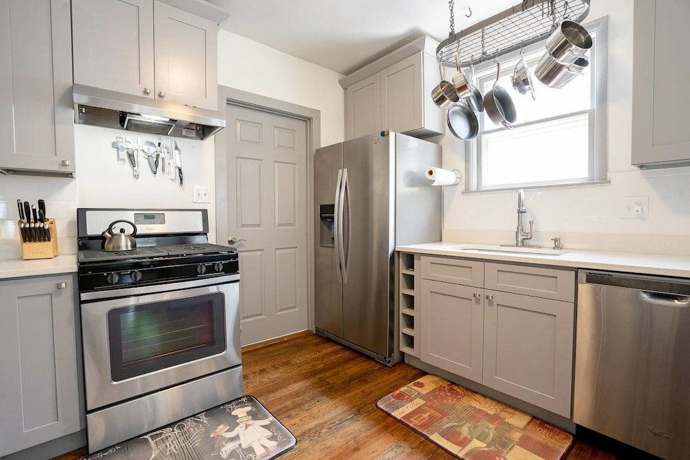 Фото The Beautiful Berkley Homestead Walk to Tennyson