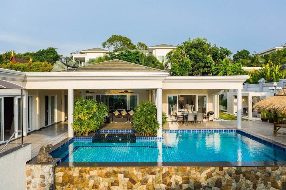 Фото Stunning Luxury Golf and Pool Villas