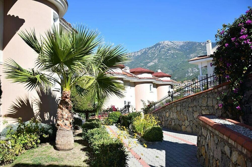 Фото Villa Th18 by JoyLettings