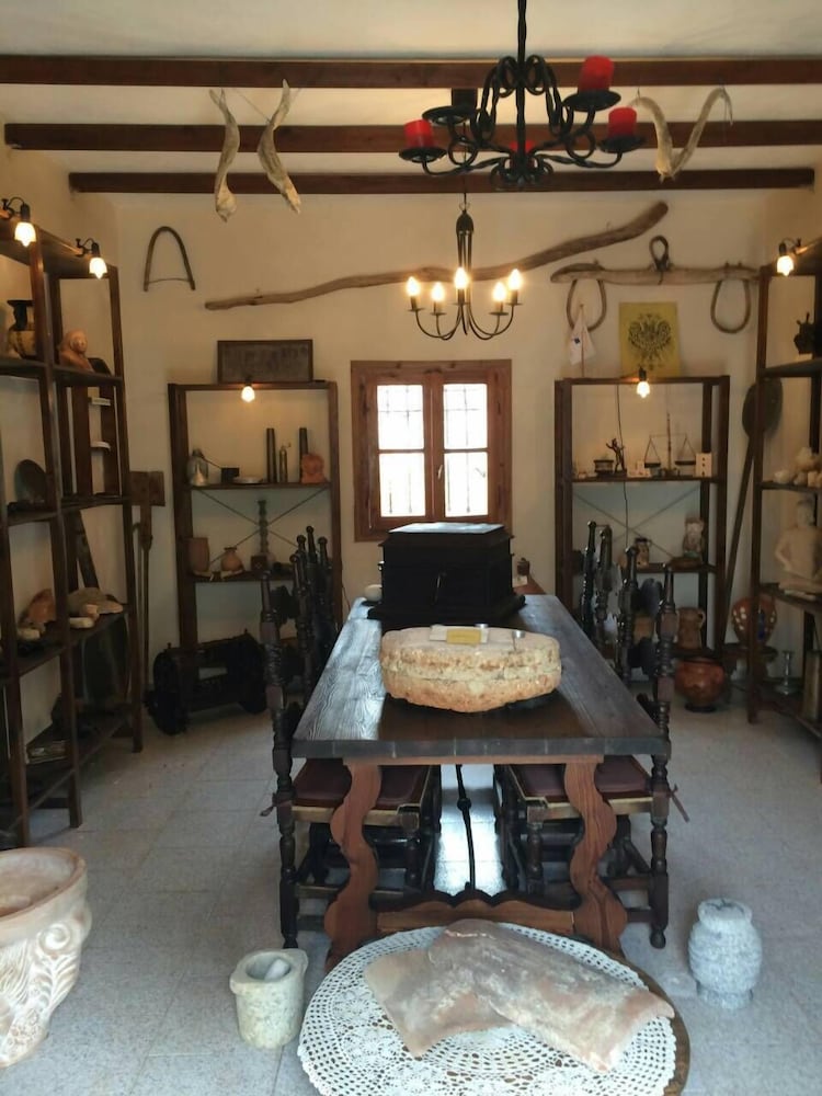 Фото Charouda Stone Tower