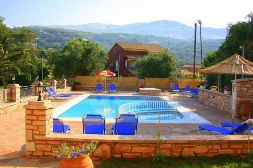 Фото Emily's Apartments