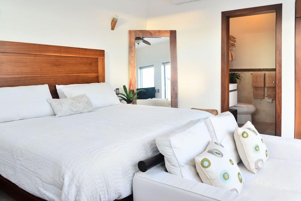 Фото Las Olas downtown Condos by Playa Paradise