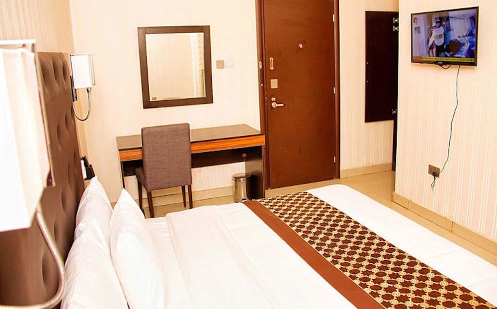 Фото Lakeem Suites - Agboyin Surulere