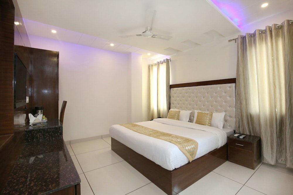 Фото Oyo 9420 Hotel Silver Palm