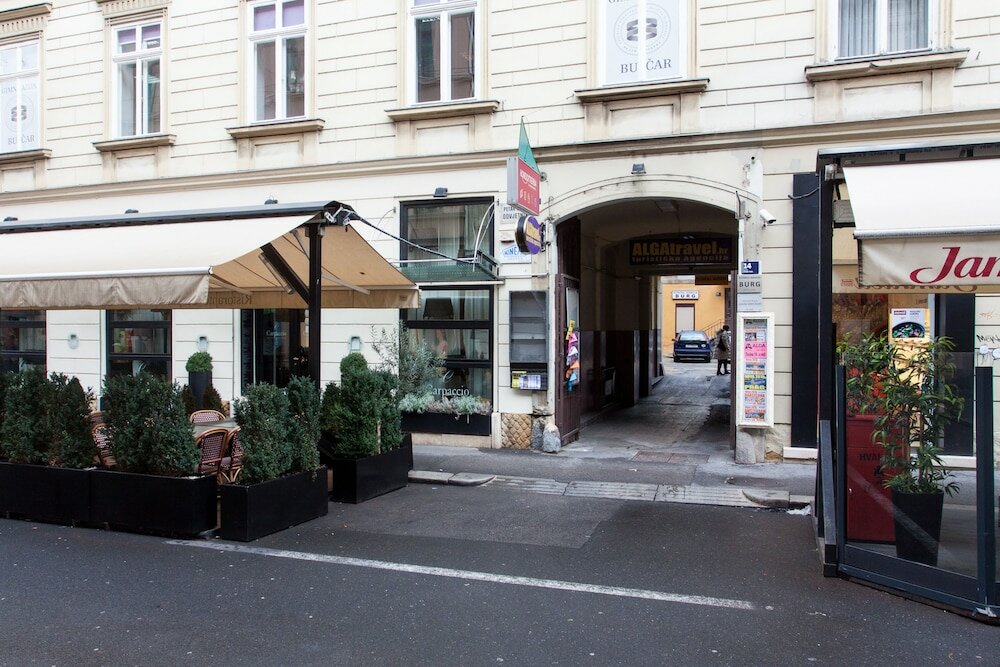 Фото Tesla Boutique Apartments & Rooms