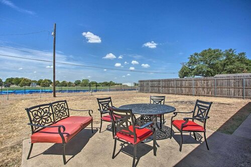 Гостиница Spacious Ranch Home in Historic Waxahachie! в Уаксахачи