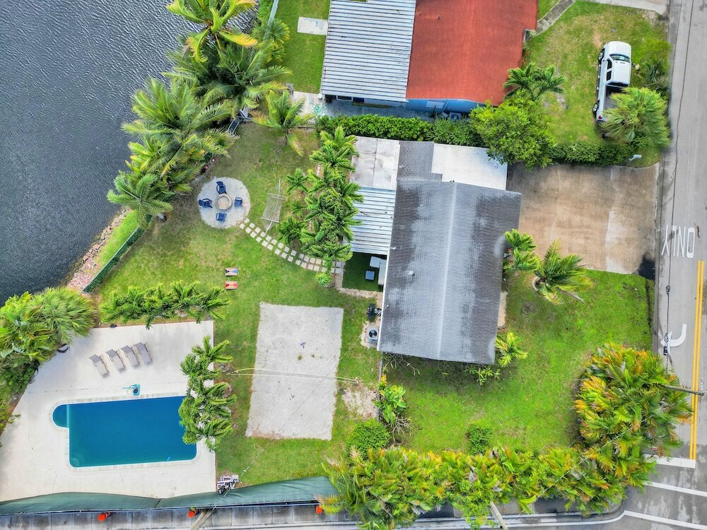 Фото Casa Lago Waterfront Home & Pool Near Hard Rock Casino