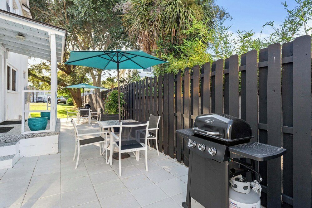 Фото Ebb and Flow Apartment House