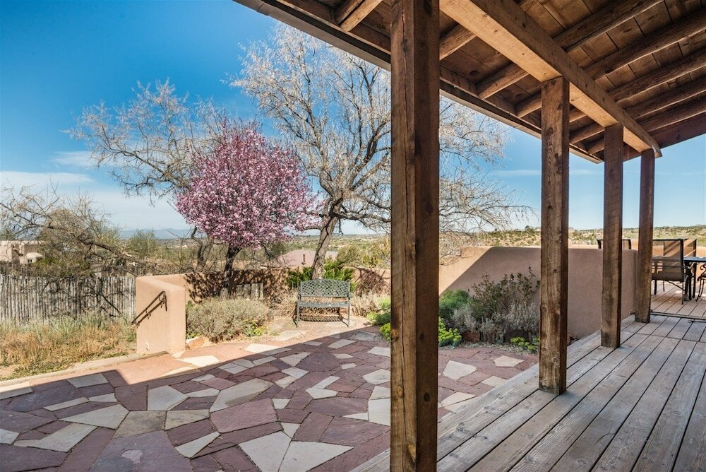 Фото Hummingbird - Spectacular Views, Stunning East Side Home, Walk to Canyon Rd