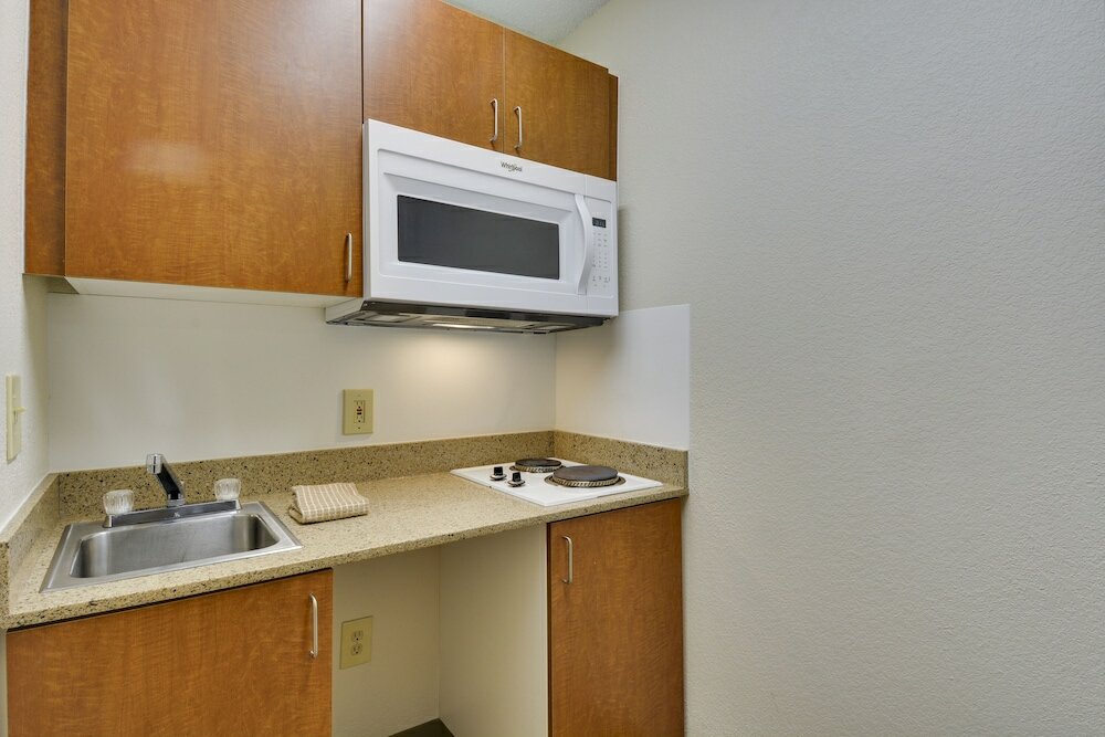 Фото HomeTowne Studios by Red Roof Austin