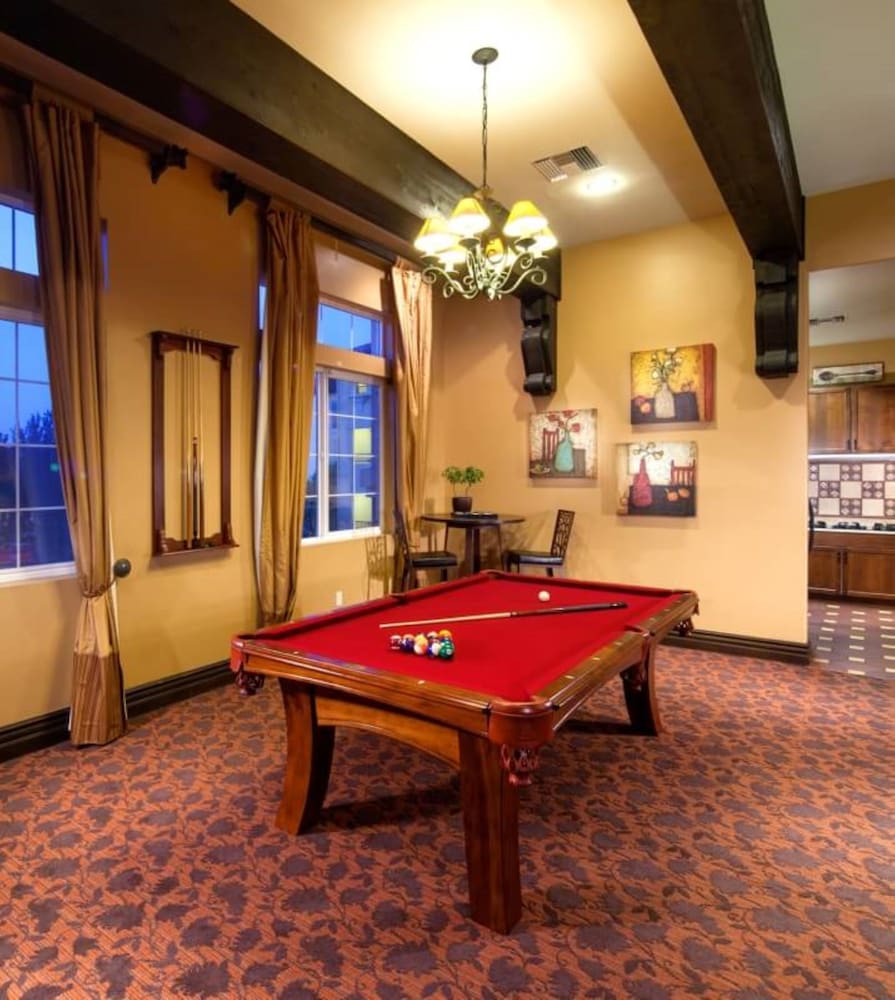 Фото Bluebird Suites in Santa Clara