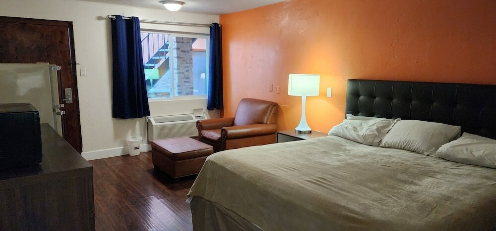 Фото B&j Hotel and Apartment