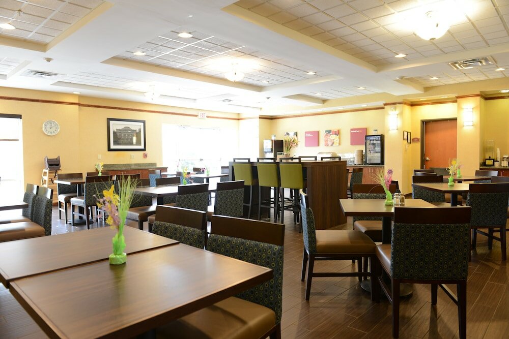 Фото Comfort Suites Urbana Champaign, University Area