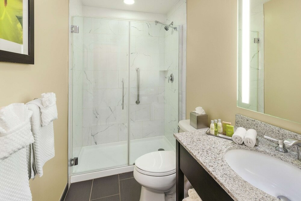 Фото Doubletree by Hilton Cape Cod - Hyannis