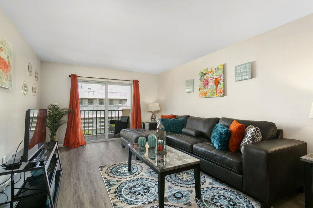 Фото 2Bed 2Bath with Patio on 11 Collins ave