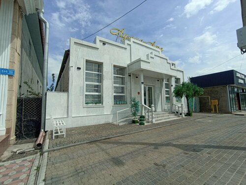 Сахна артындағы секс кездейсоқ аяқталады