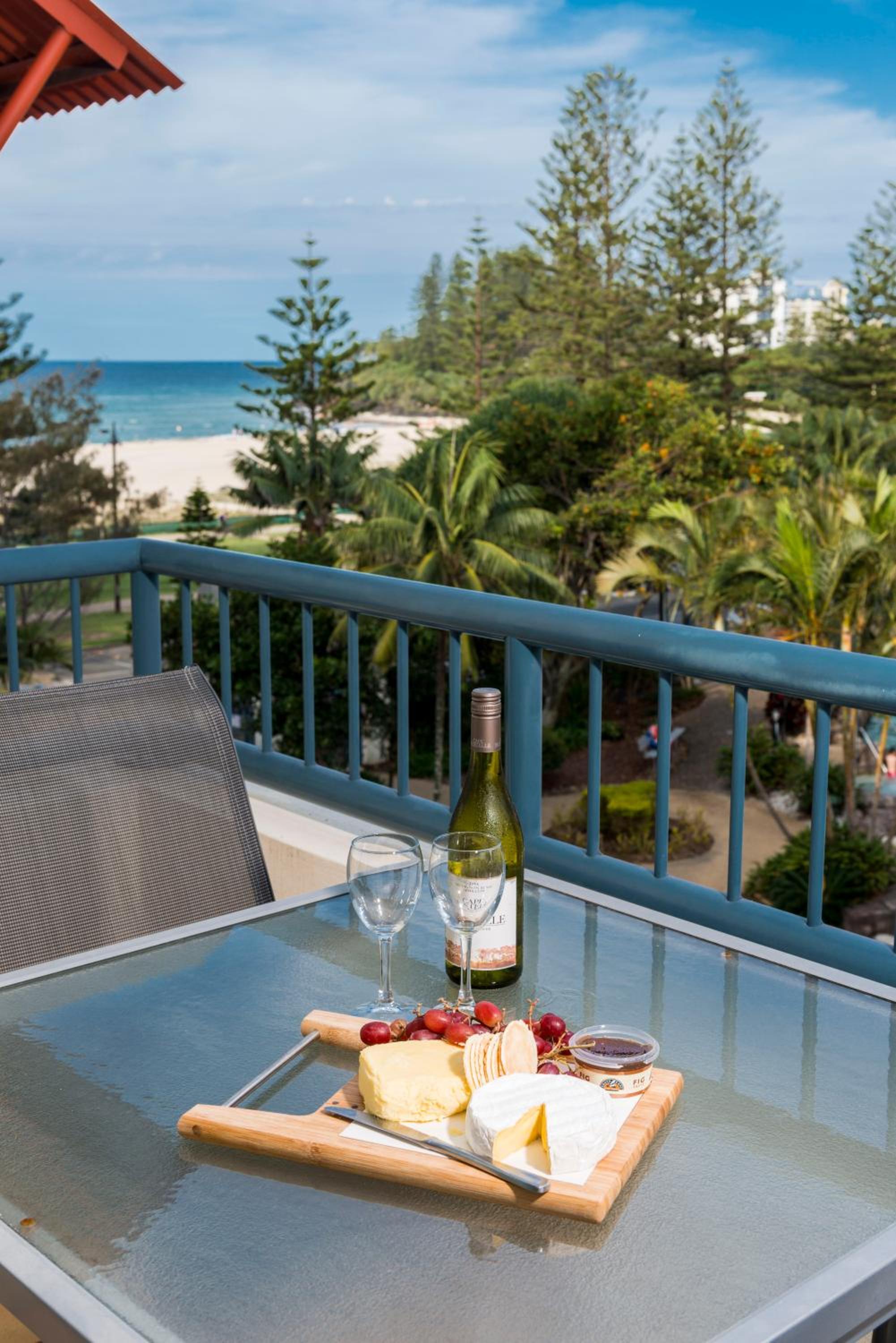 Фото Oaks Gold Coast Calypso Plaza Suites