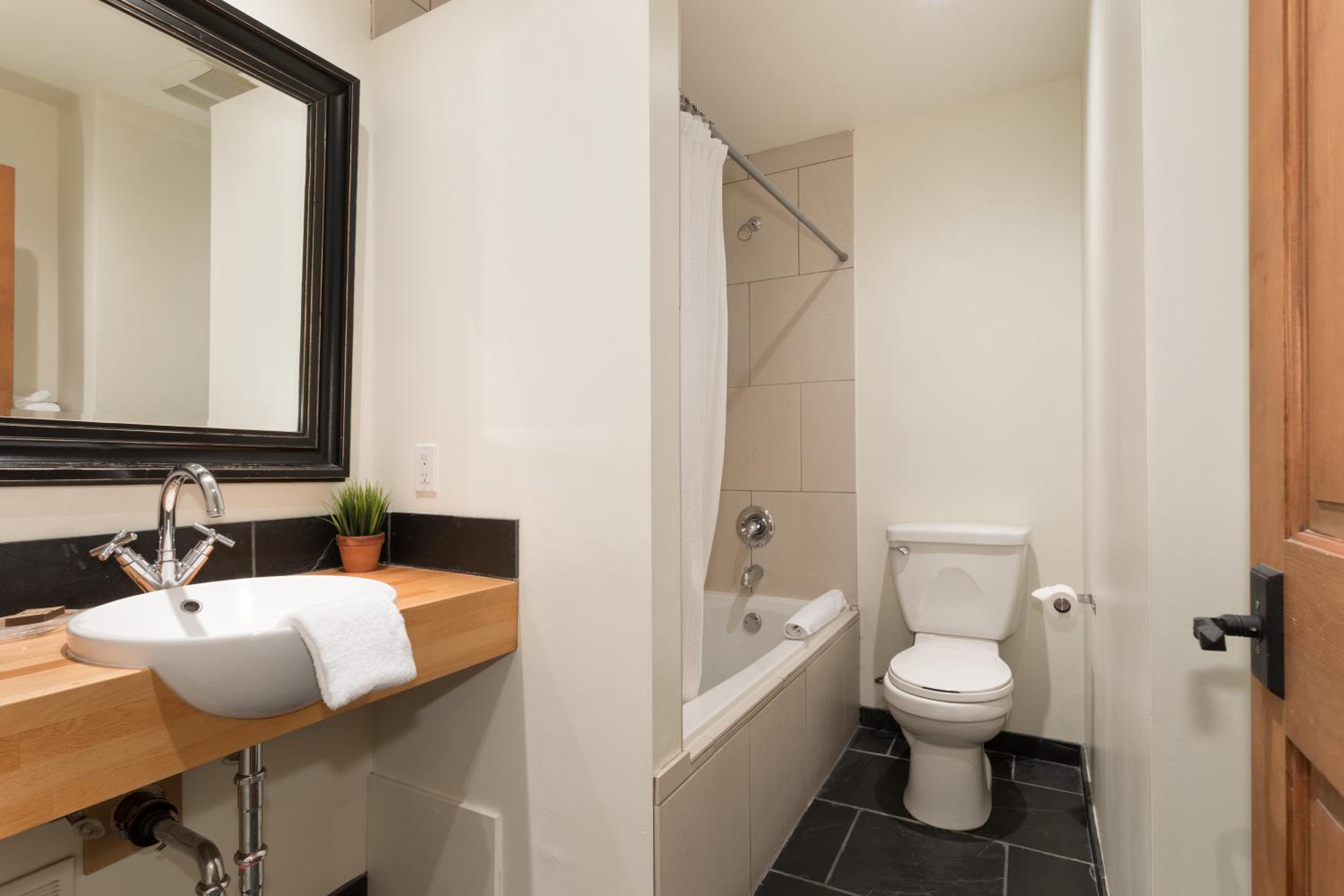 Фото Glacier Lodge Boutique Hotel