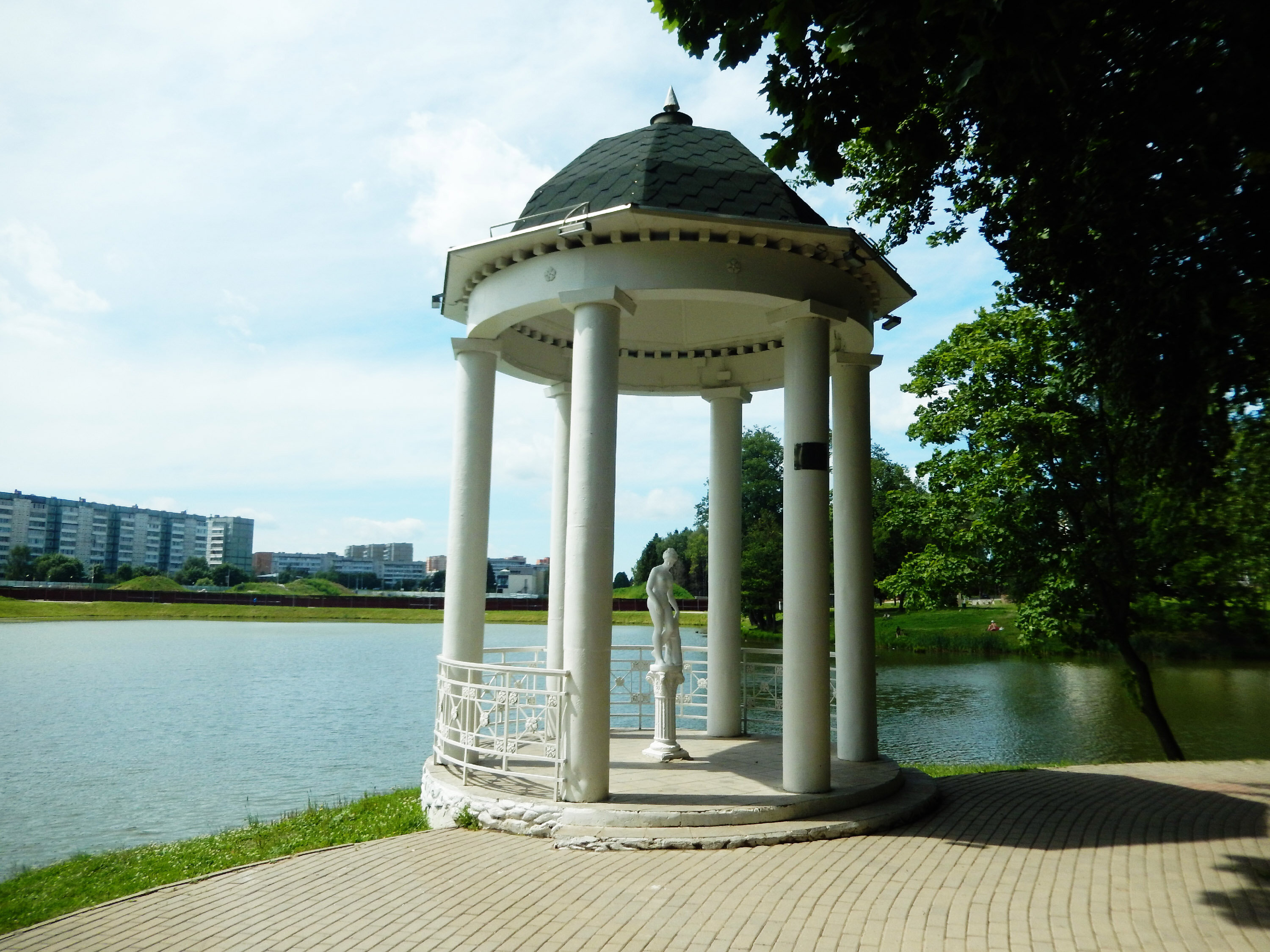 Семіз ерлер бейнелерін қараңыз