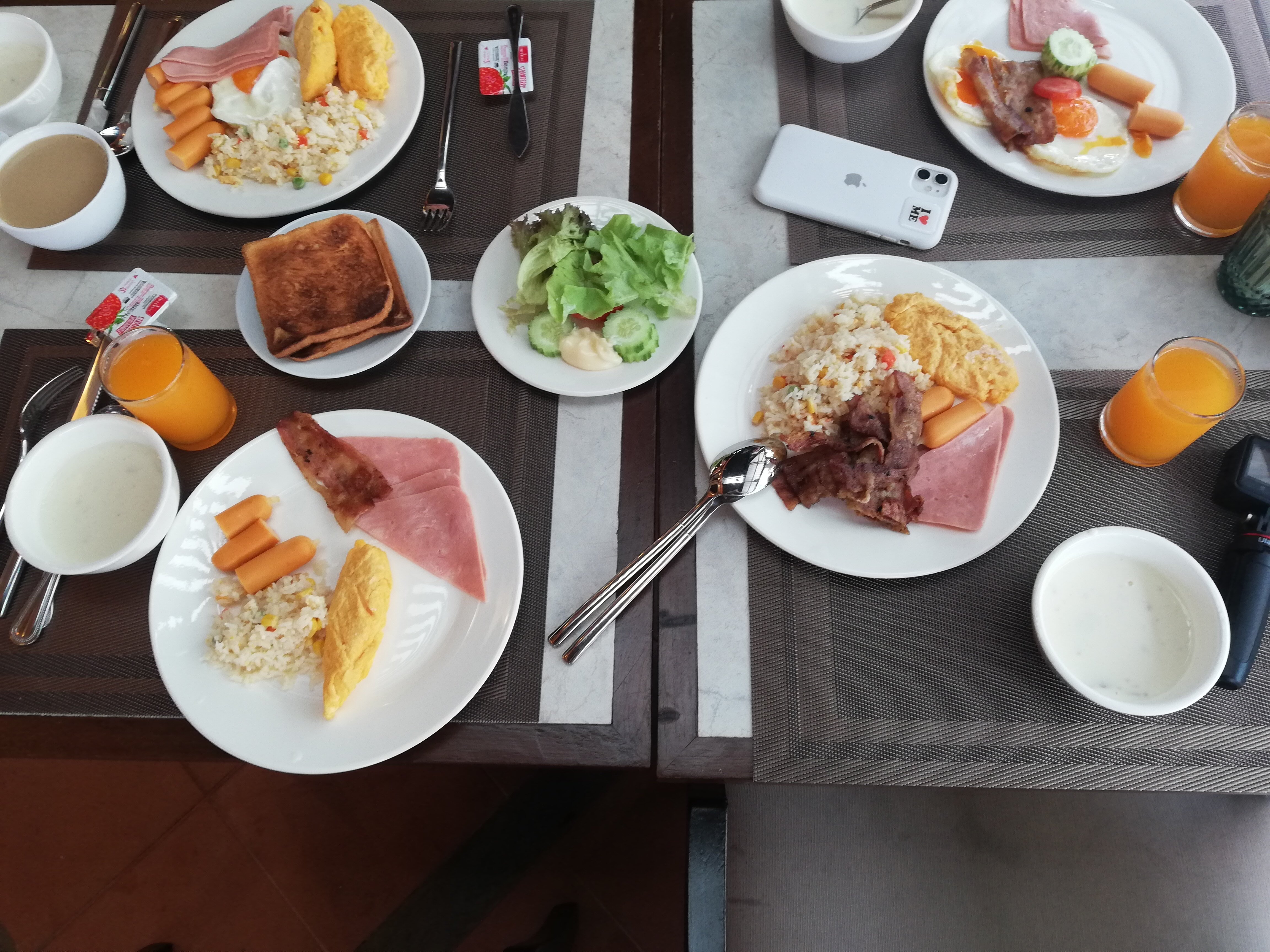 Фото Rattana Karon Beach Hotel