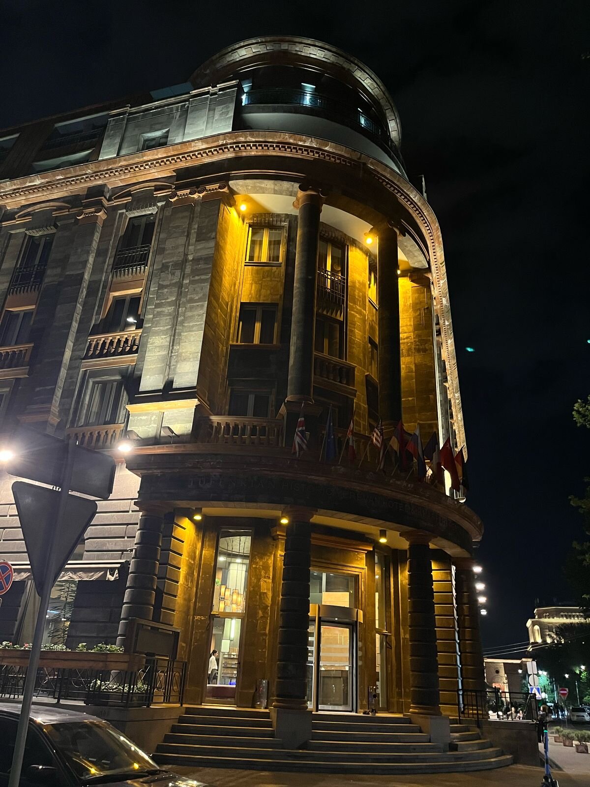 Фото Tufenkian Historic Yerevan Hotel