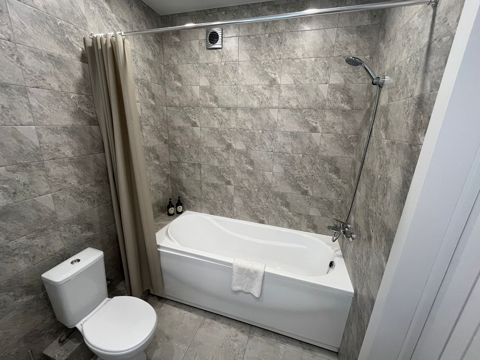 Фото Авторские Апартаменты на улице Ларина 45 СТР. 6