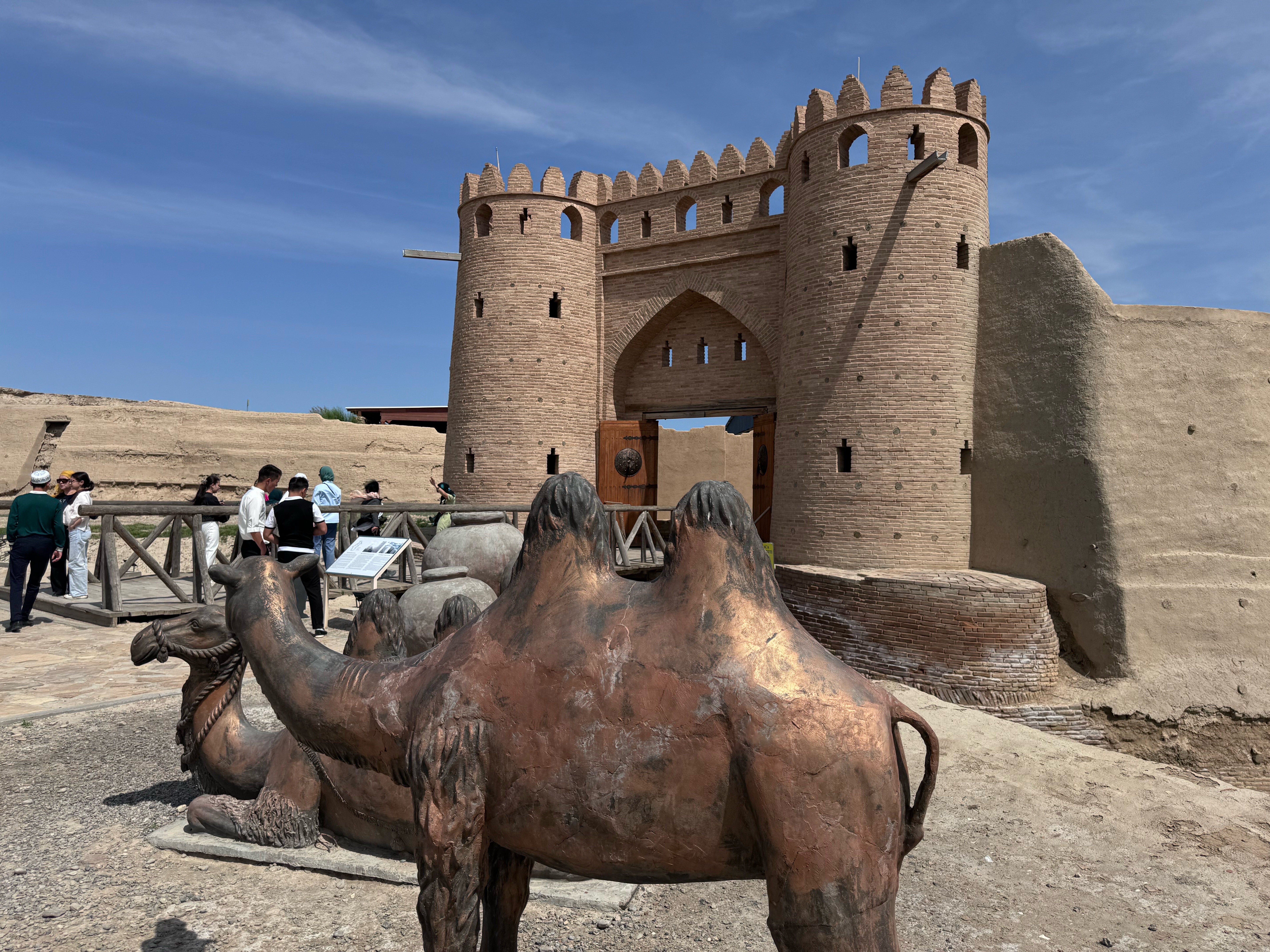 Терезедегі жалаңаш көршілер