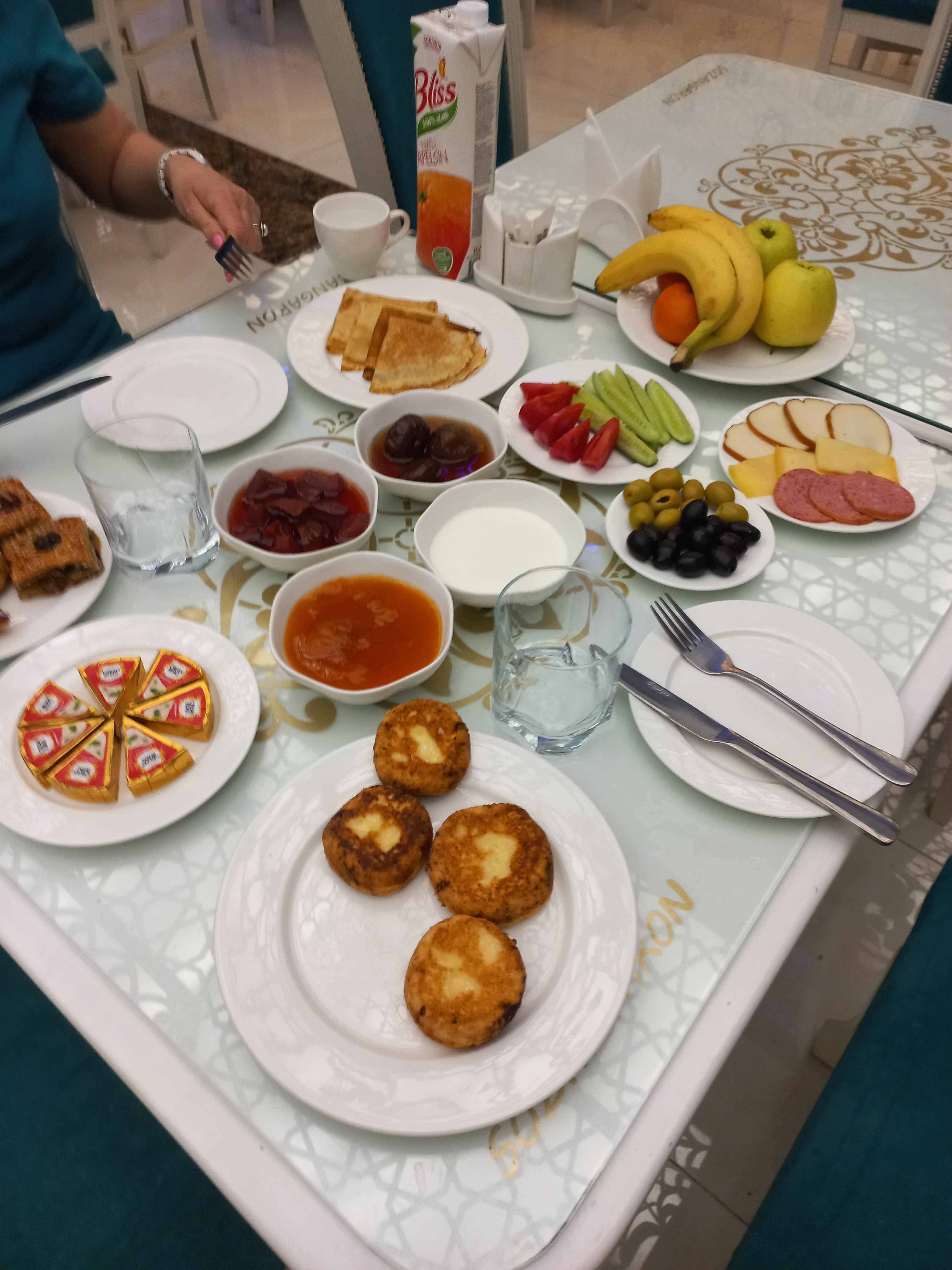 Фото Suzangaron Hotel