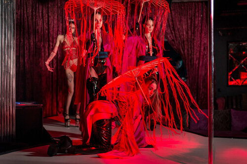 Студентті ішіп алып, оны сиқыған