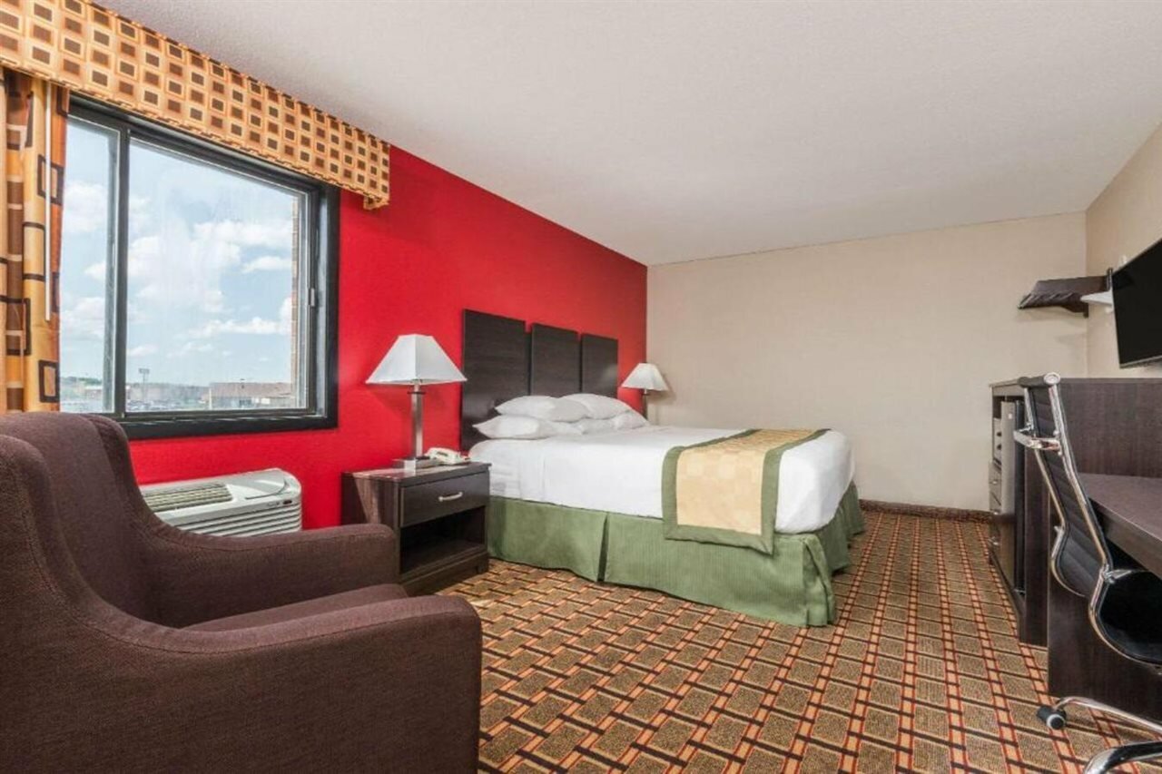 Фото Days Inn by Wyndham Muncie -Ball State University