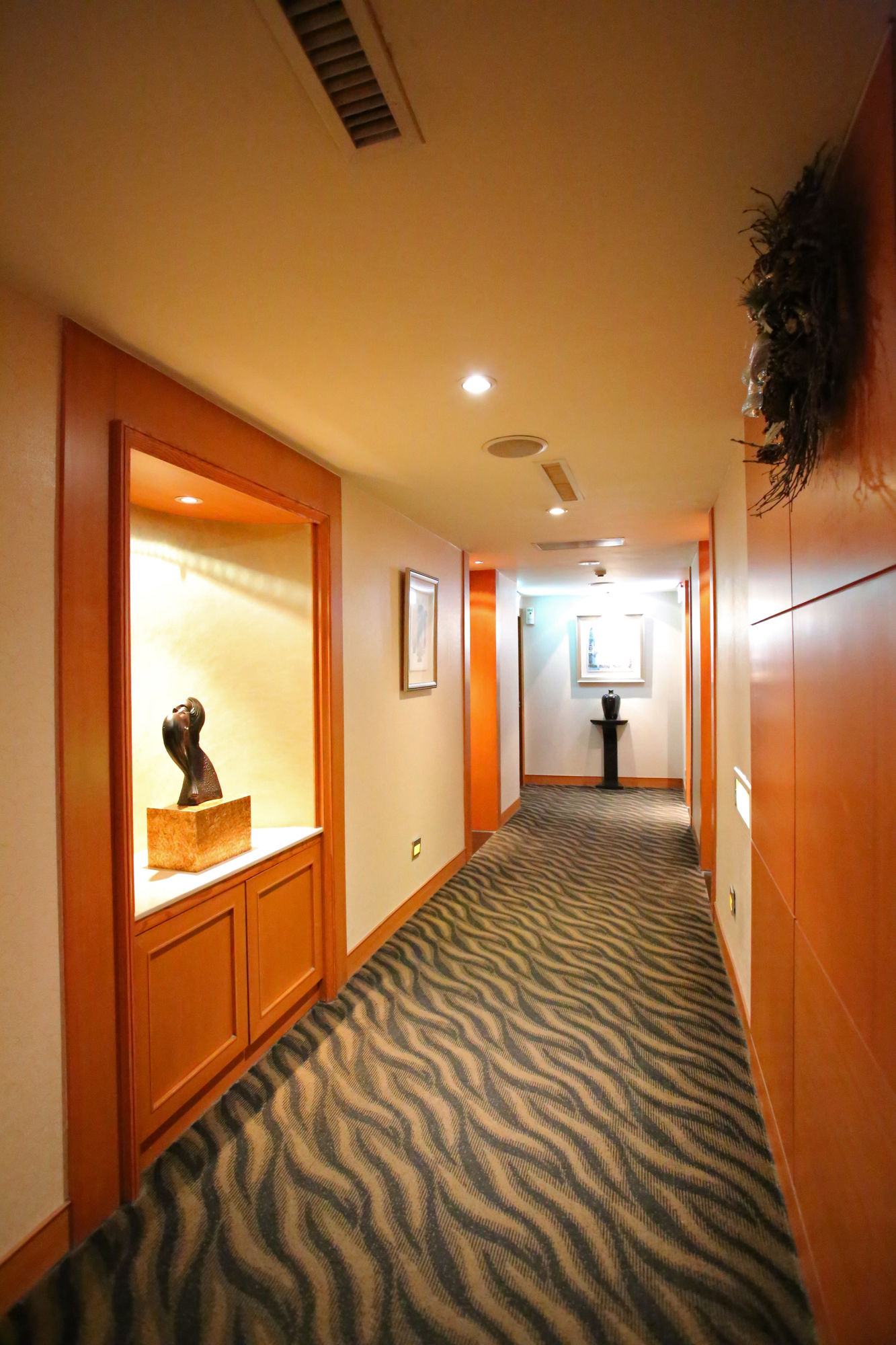 Фото Elegance Hotel Taipei